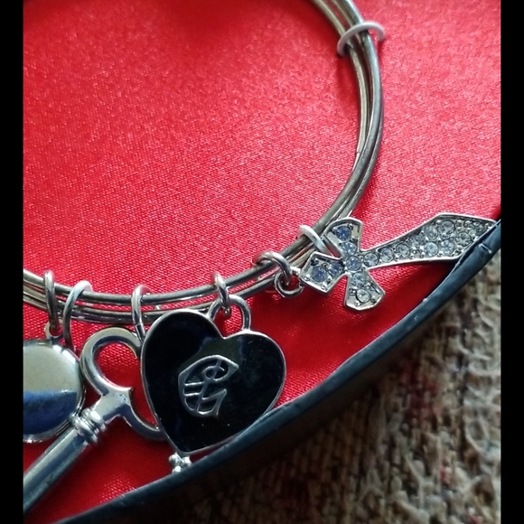 GUESS Charm Bracelet - Picture 4 of 10
